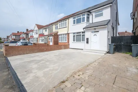 Newly Converted 2BDR 1BA APT in Hounslow