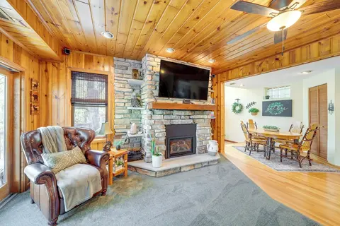Charming Cottage: Steps to Lake Wandawega!