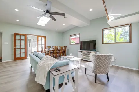 < 1 Mi to Lake Washington: Peaceful Apt in Kenmore