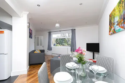 Skyvillion - Enfield 4bed House W Garden & Parking