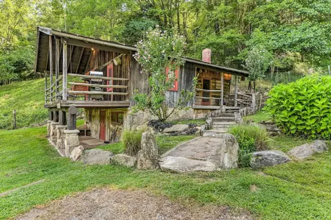 Cozy Mama Bear Cabin w/ Mountain Views!
