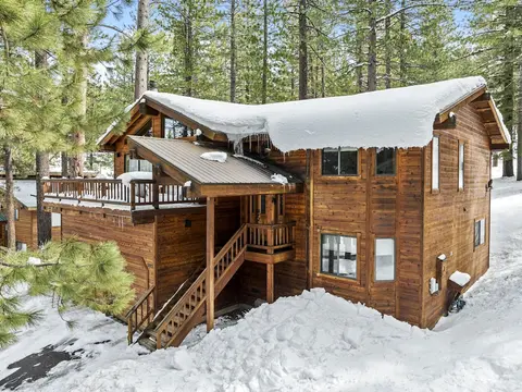 4 Bedroom Home with Hot Tubnd Ski Access by RedAwning