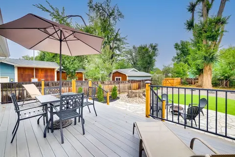 Loveland Retreat w/ Bicycles, Deck & Fire Pit!