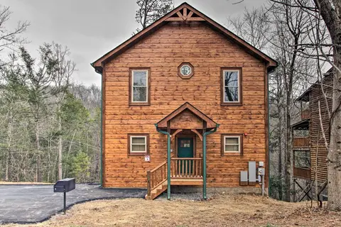 Luxe Cabin w/ Home Theater < 2 Miles to Gatlinburg