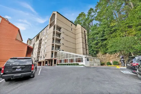Trendy 2 BDR Condo w/ Pool + Hot Tub Near Downtown