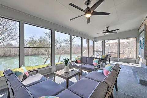 3 Mi to Dtwn! Riverfront Seguin Home w/ Sunroom