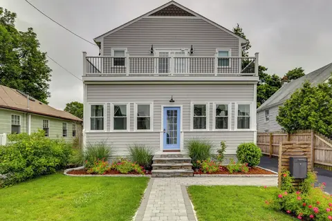Renovated Barrington Cottage w/ Beach Access!