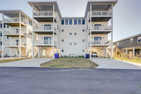 Lakefront Carolina Beach Townhome w/ 3 Balconies!