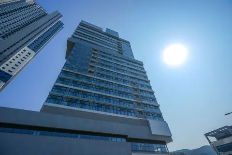 Shift Door Residence Hari