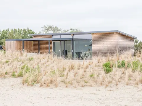 Comfy Lodge with 2 Bathrooms near Beach