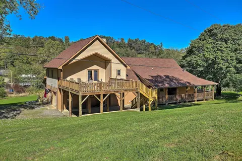 Game Room, Theater + Deck: Burnsville Cabin!