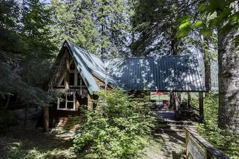 Doc Roy's Legacy On Fish Lake Home by NW Comfy Cabins by RedAwning