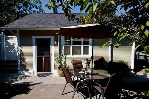 Lori Lanes 'romeo Cottage' ~ 2 Bedroom ~ Downtown