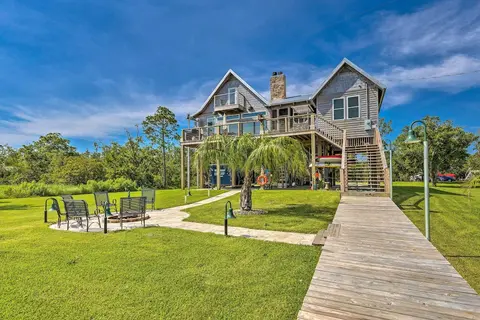 Spacious & Secluded Stilt Home on Fontaine Reserve