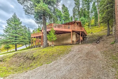 Updated Ruidoso Cabin w/ Spacious Deck & View