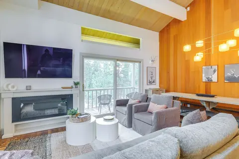 8 Mi to Northstar Slopes: Tahoe Gem w/ Fireplace