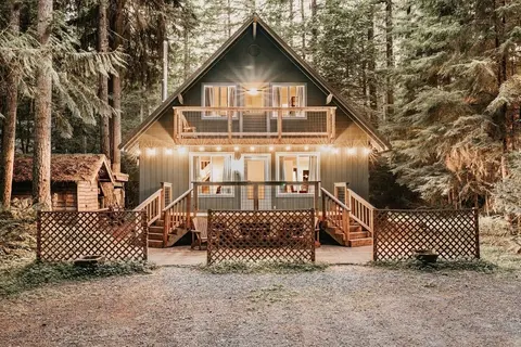 49sl - Hot Tub - Wifi - Fireplace - Sleeps 10 3 Bedroom Home by Redawning