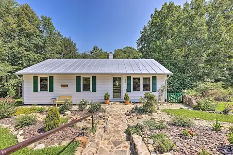 Charming Cottage < 10 Mi to Wineries & Skiing!