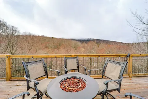 Home w/ Hot Tub & Views: 2 Mi to Beech Mtn Ski