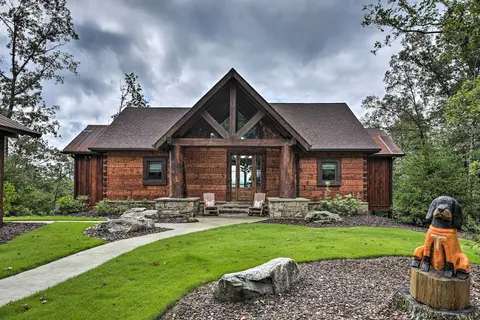 Luxury Mineral Bluff Cabin w/ Views & Hot Tub!