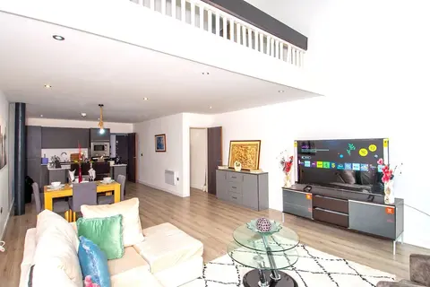 New Apartment - Sleeps 4 - Parking - City Centre