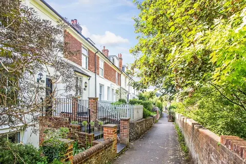 Peaceful Elevated Residential Area - Walk to City