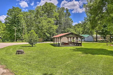 Charming Getaway + Fire Pit Near Hikes & Lake