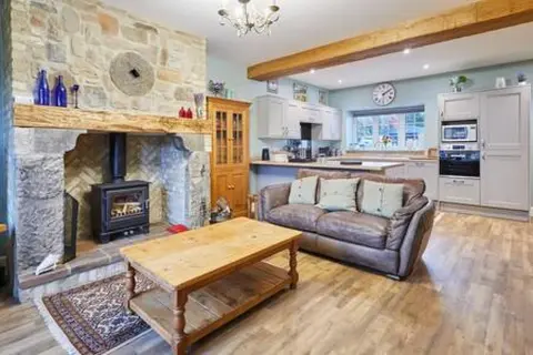 Host Stay Butterfly Cottage