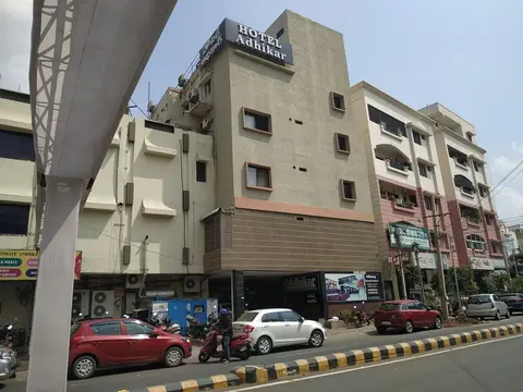 Iroomz Hotel Adhikar