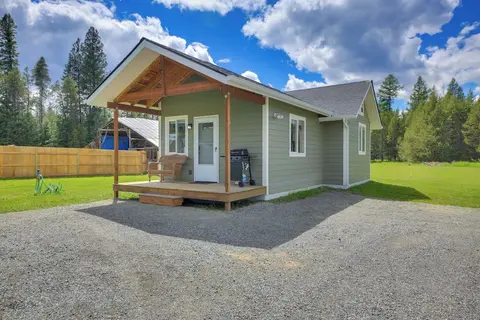 Peaceful Bonners Ferry Cabin w/ Deck & Mtn Views!