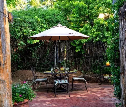 Antonia - Stylish Retreat, Blocks From Galleries and Restaurants of Canyon Rd. and The Plaza