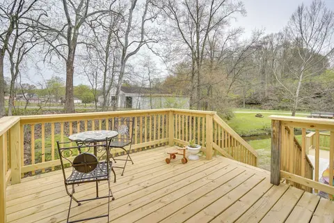 Serene Zanesville Getaway: Hot Tub, 2 Decks!