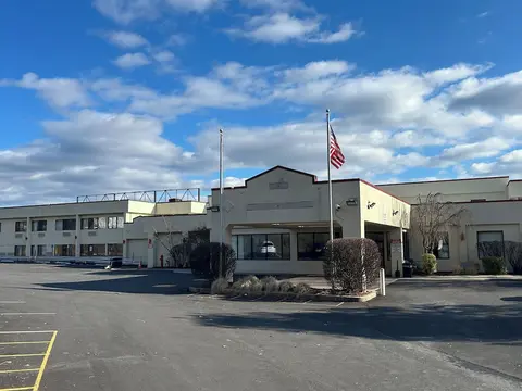 Hilltop Inn & Suites