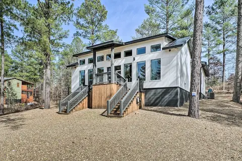 Broken Bow Cabin: Luxe Outdoor Area & Hot Tub