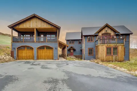 'CB Trailhouse' - Walk to Meridian Lake!
