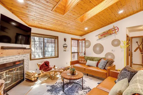8 Mi to Big Bear Lake: Cabin w/ Deck & Fireplace