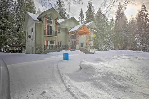 Expansive Group Lake House w/ Private Hot Tub!