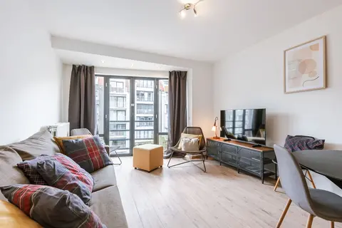Huswell - Bright Stylish Apartment With Balcony