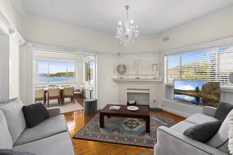 Fairlight 2-bed Apartment Steps From the Beach
