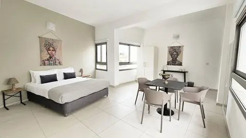 Phaedrus Living: Ledras Residences 201