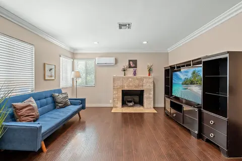 Modern Family Home w Full Amenities Near ONT