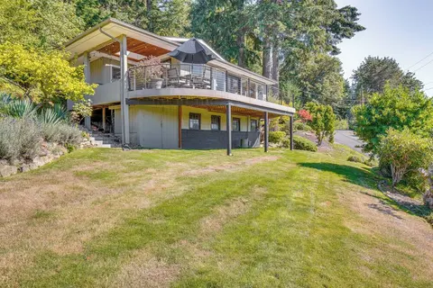 Gig Harbor Home: Large Deck, Outdoor Dining Area