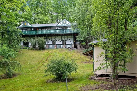 Hatcher's Haven 4 Bedroom Cabin by RedAwning