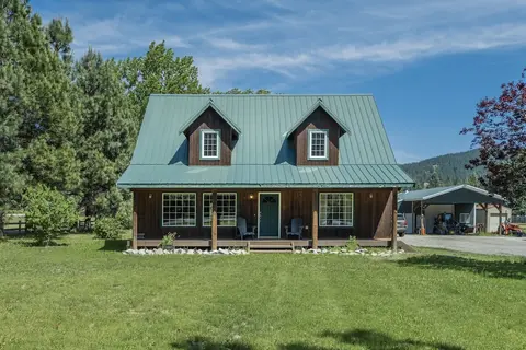 Farmhouse In Plain 2 Bedroom Home by NW Comfy Cabins by RedAwning