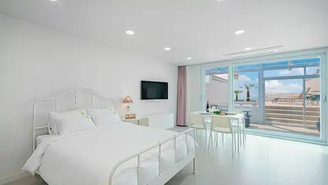 Uni’s Ocean Pool Villa
