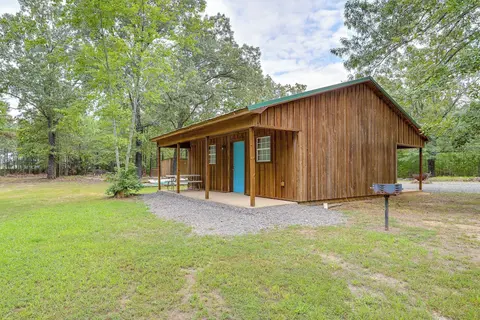 1/2 Mi to Greers Ferry Lake: Quiet Cabin w/ Porch