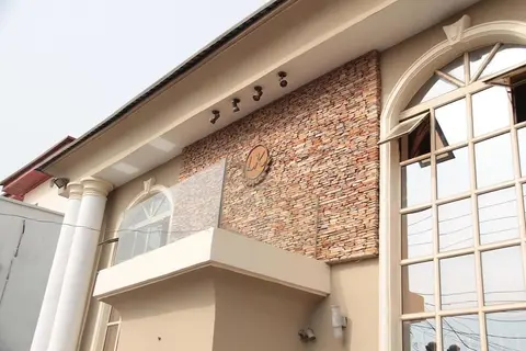 Lakeem Suites Adebola