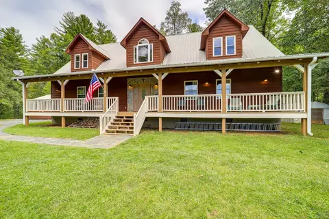 Bakersville Retreat w/ Deck, Fire Pit & Grill!