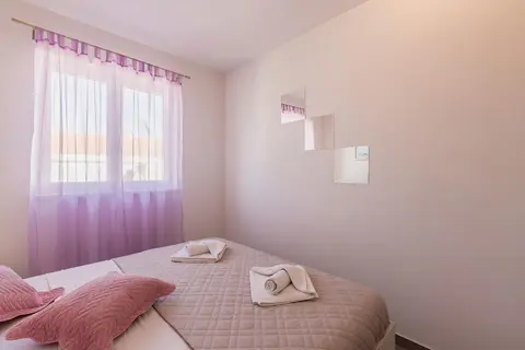 Goldie - 30 m From Beach - H