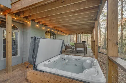 Mississippi Retreat w/ Hot Tub, Deck & Lake Views!